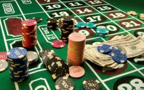Tampilan unduh aplikasi qqslot di ponsel